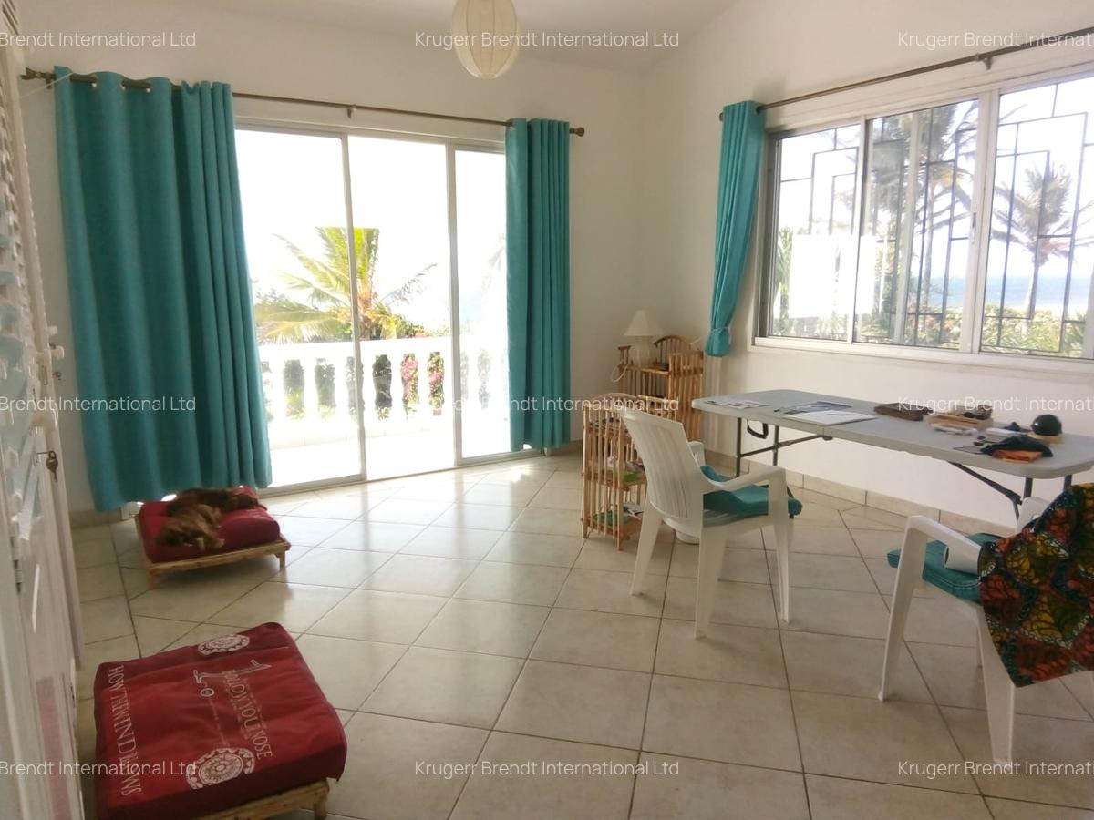 4 Bed Villa with En Suite in Bofa - 15