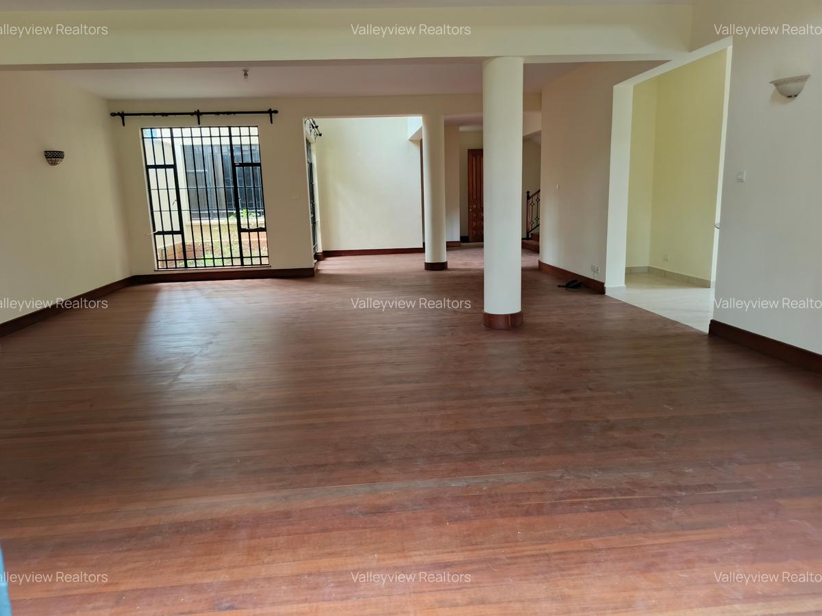 5 Bed Townhouse with En Suite at Lavington - 18