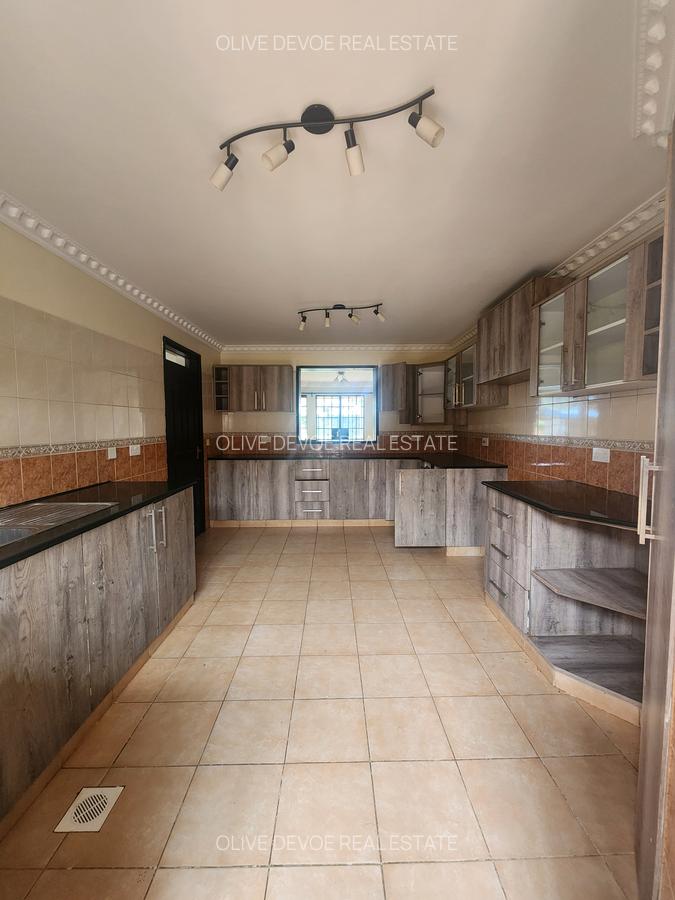 6 Bed Townhouse with En Suite in Lavington - 2
