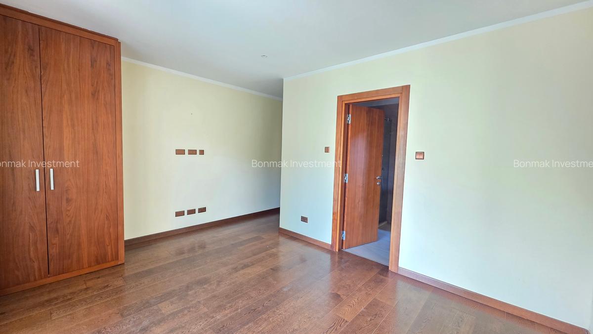 5 Bed Townhouse with En Suite at Lavington Green. - 16