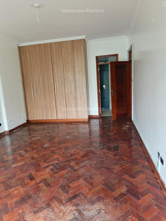 5 Bed Townhouse with En Suite at Lavington - 18