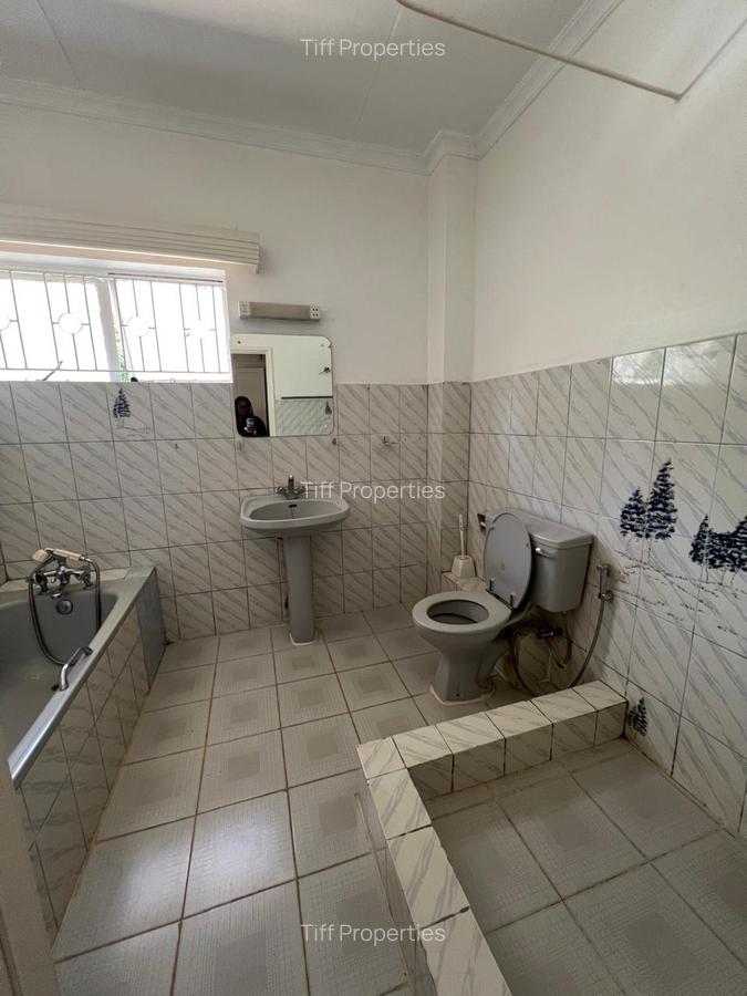 5 Bed House in Kyuna - 12