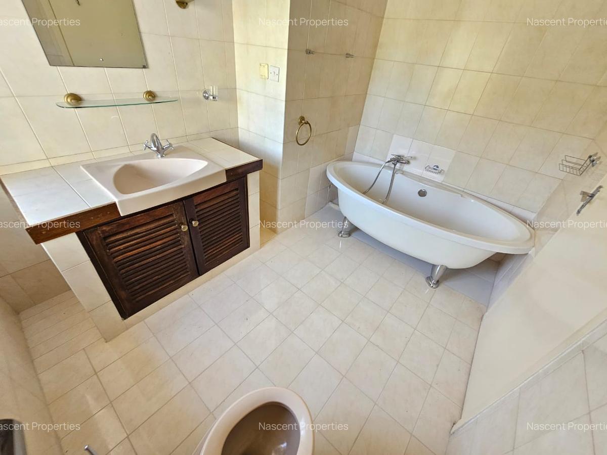 6 Bed House with En Suite in Rosslyn - 5