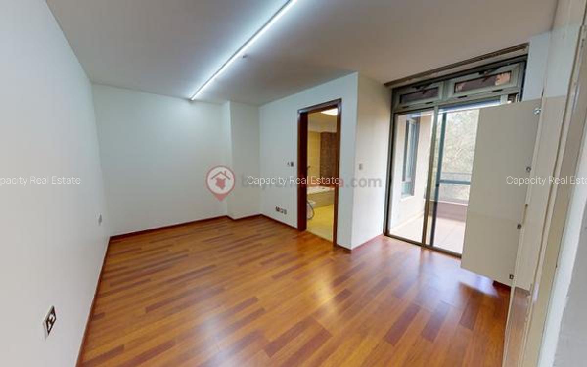 3 Bed Apartment with En Suite in Parklands - 17