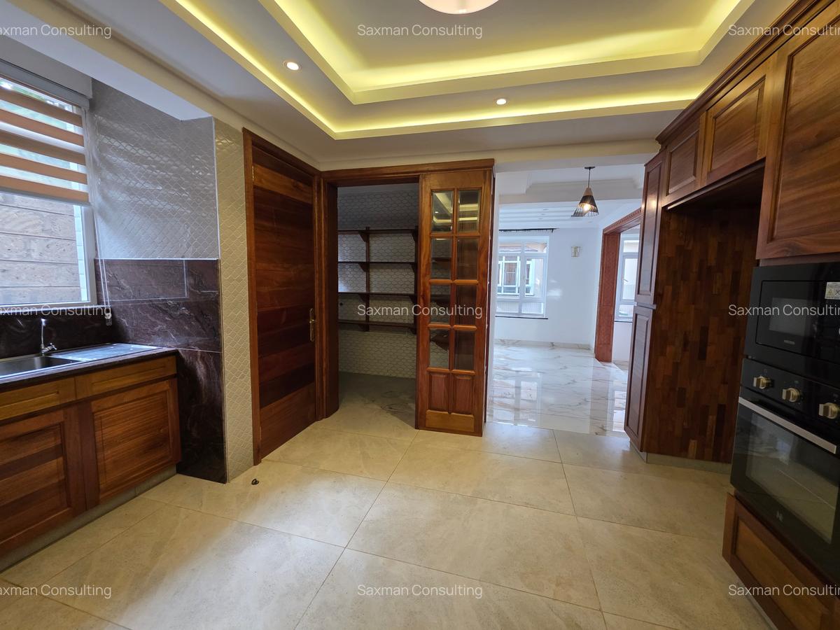 5 Bed Villa with En Suite in Lavington - 6