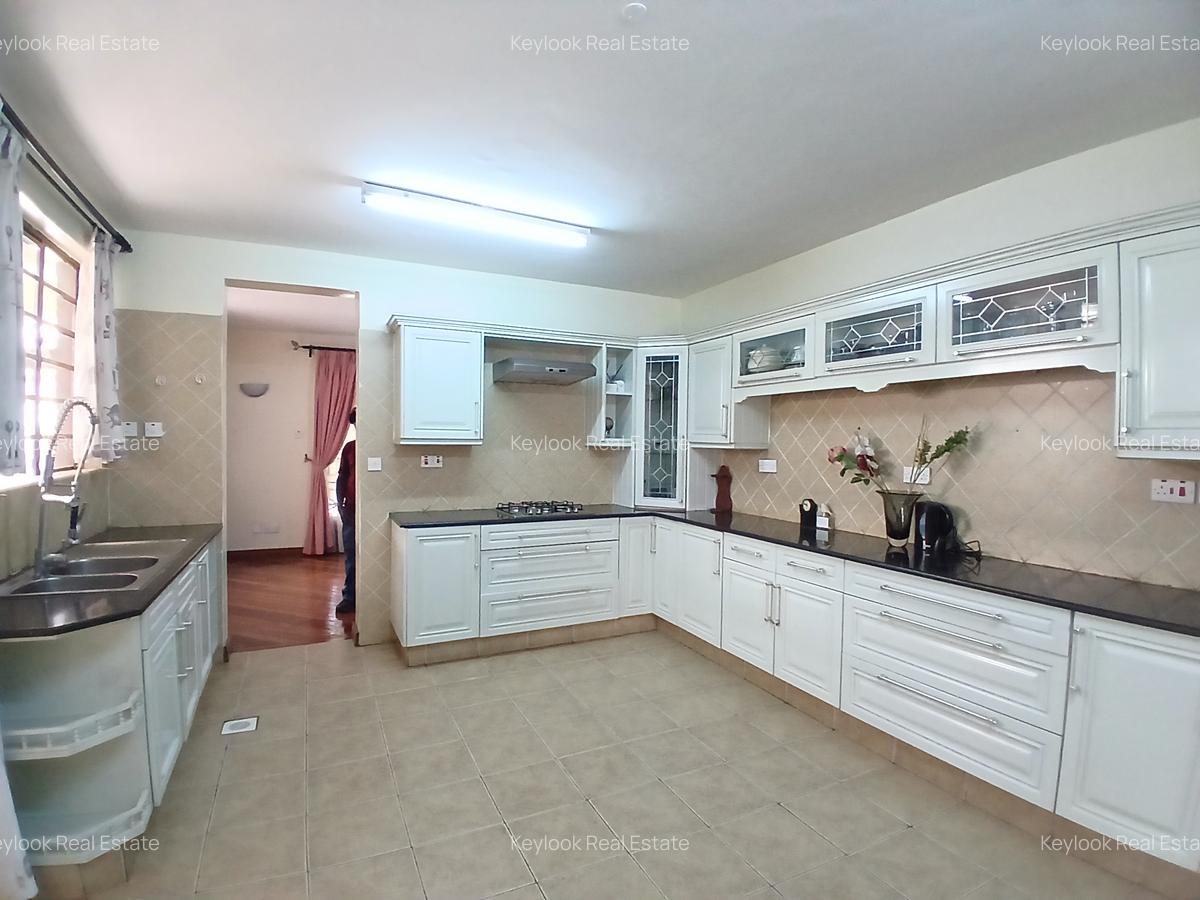 5 Bed Townhouse with En Suite at Lavington - 14