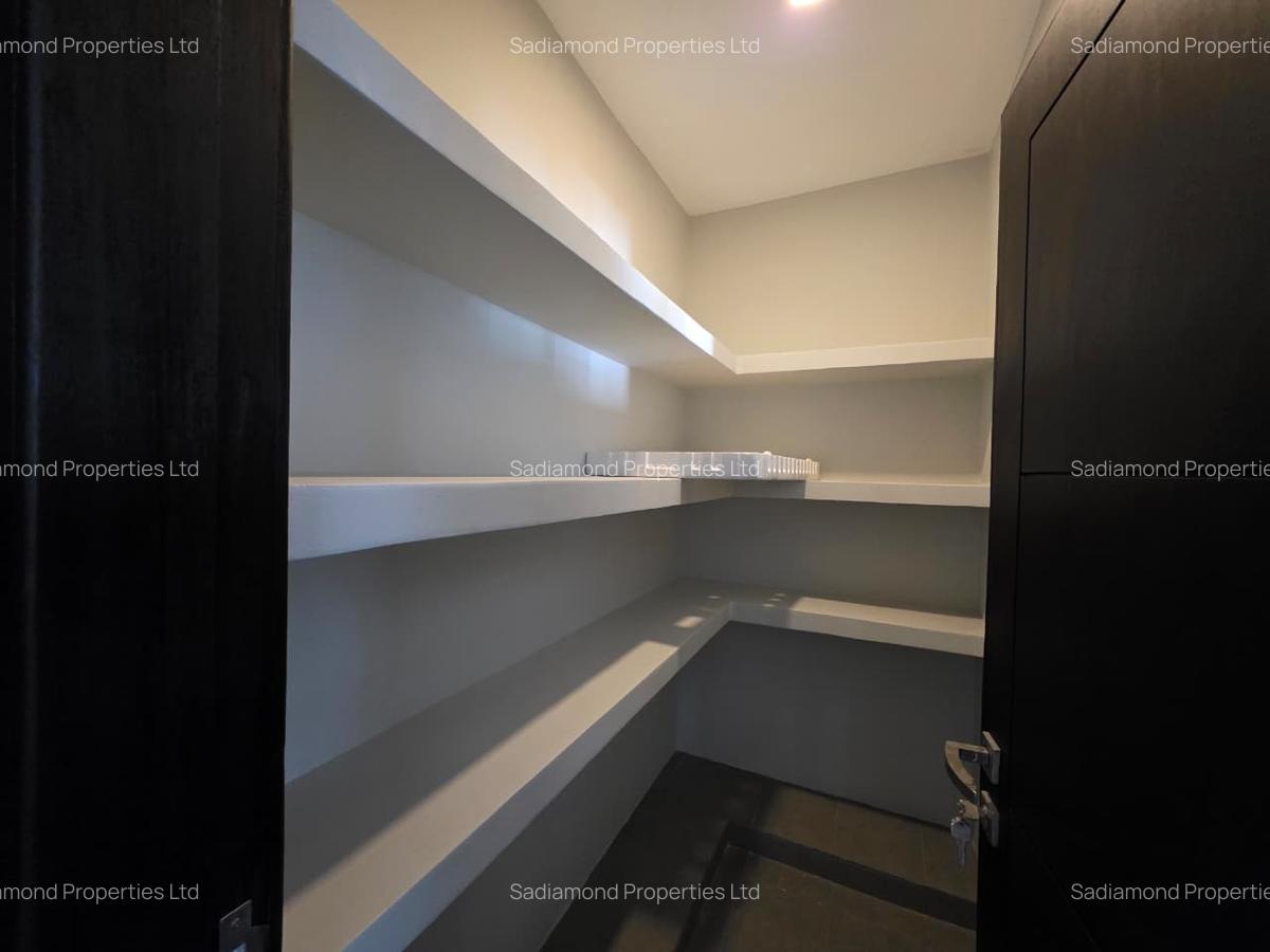 3 Bed Apartment with En Suite in Riverside - 4