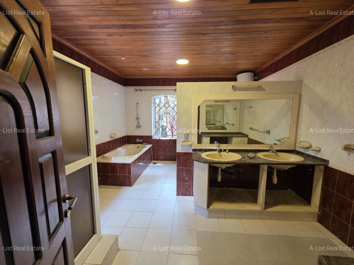 4 Bed House with En Suite at Hillview - 9