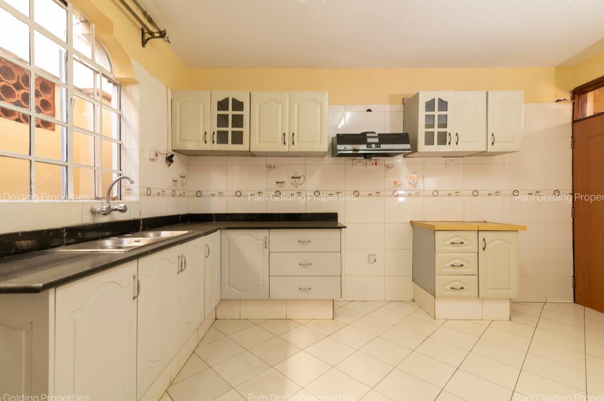 4 Bed House with En Suite at Safari Park - 4