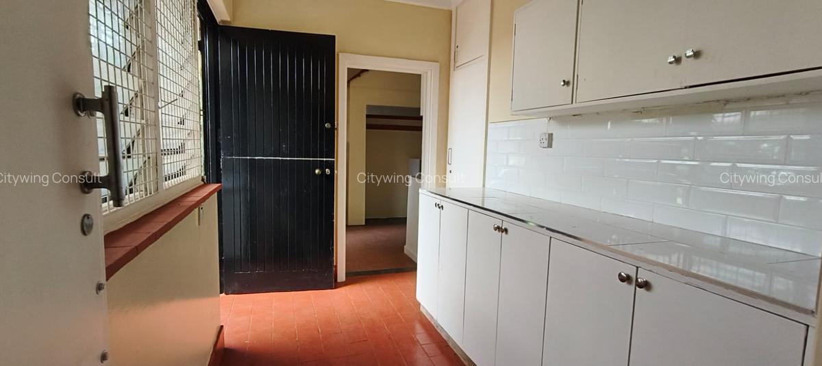 4 Bed House with En Suite in Rosslyn - 10