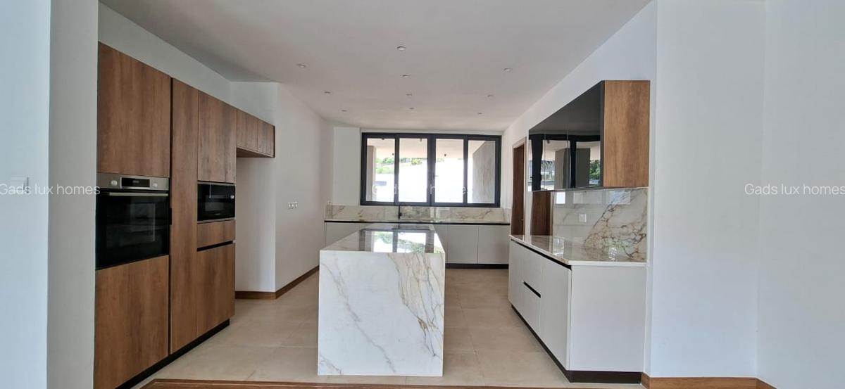 5 Bed Villa with En Suite at Nyari - 16