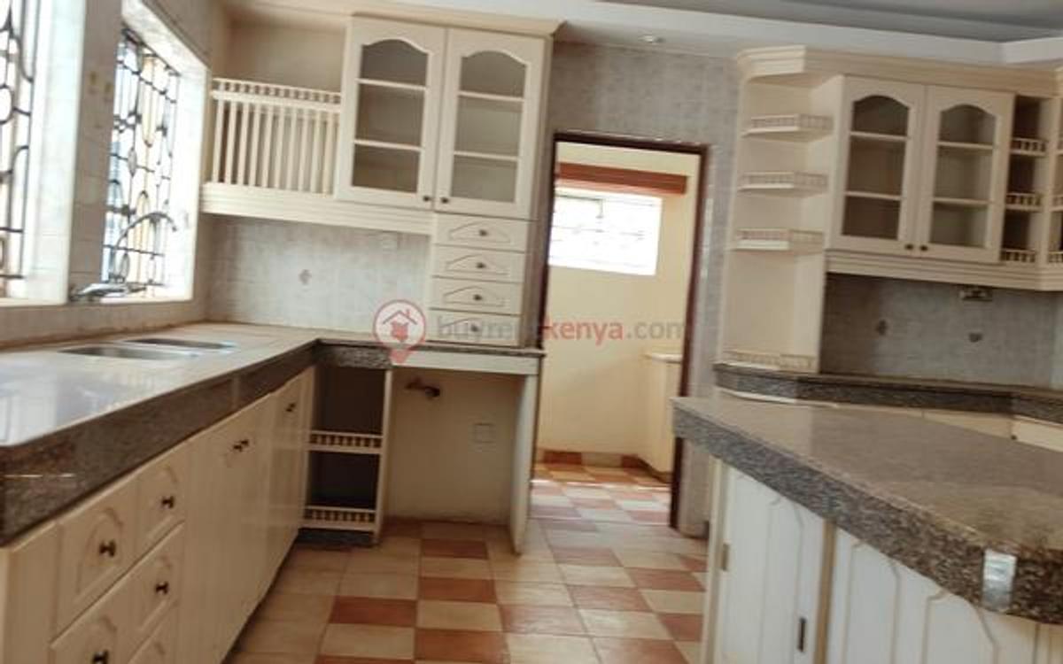 5 Bed House with En Suite at Un Avenue - 7