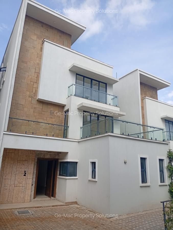 5 Bed House with En Suite in Lavington - 1