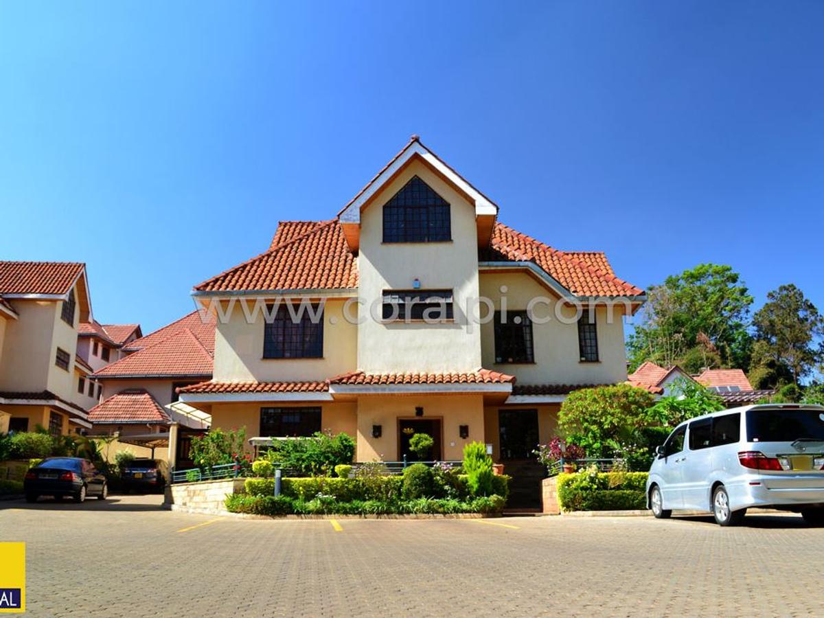 6 Bed House with En Suite in Lavington - 1