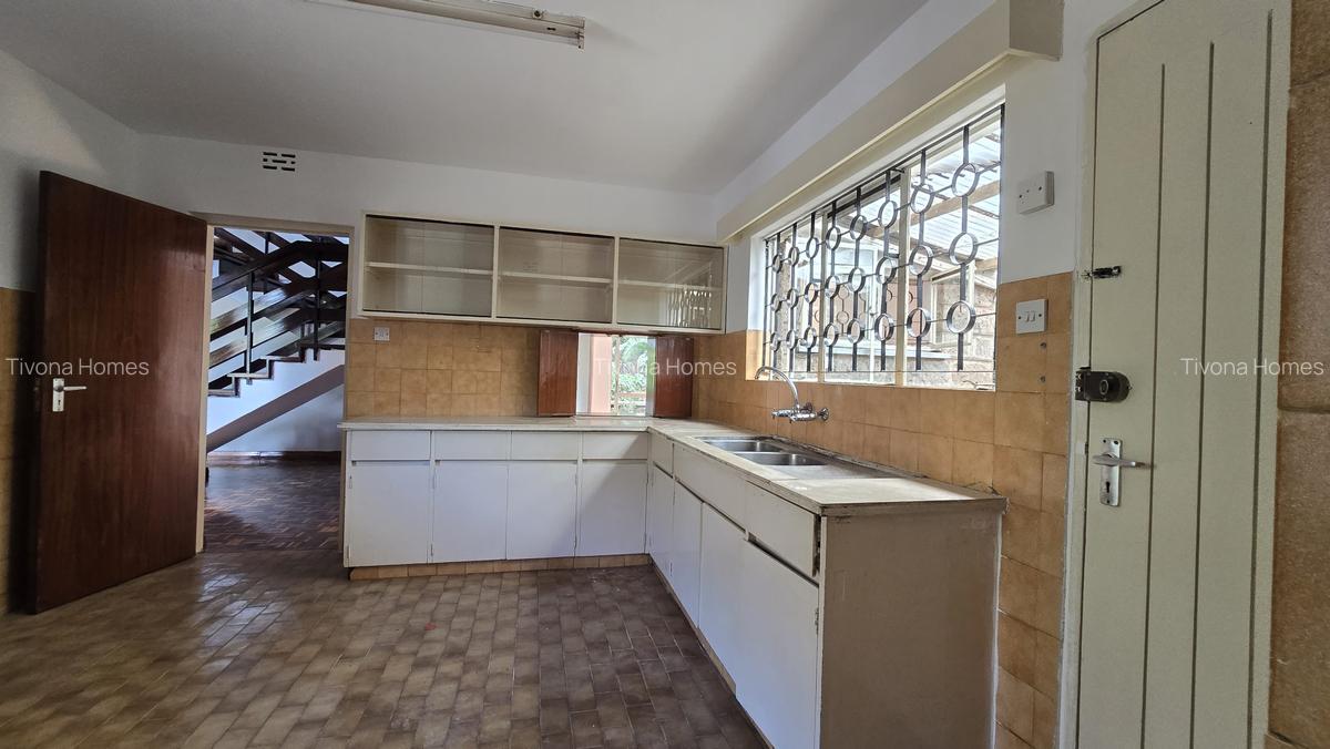 4 Bed House with En Suite in Lavington - 12