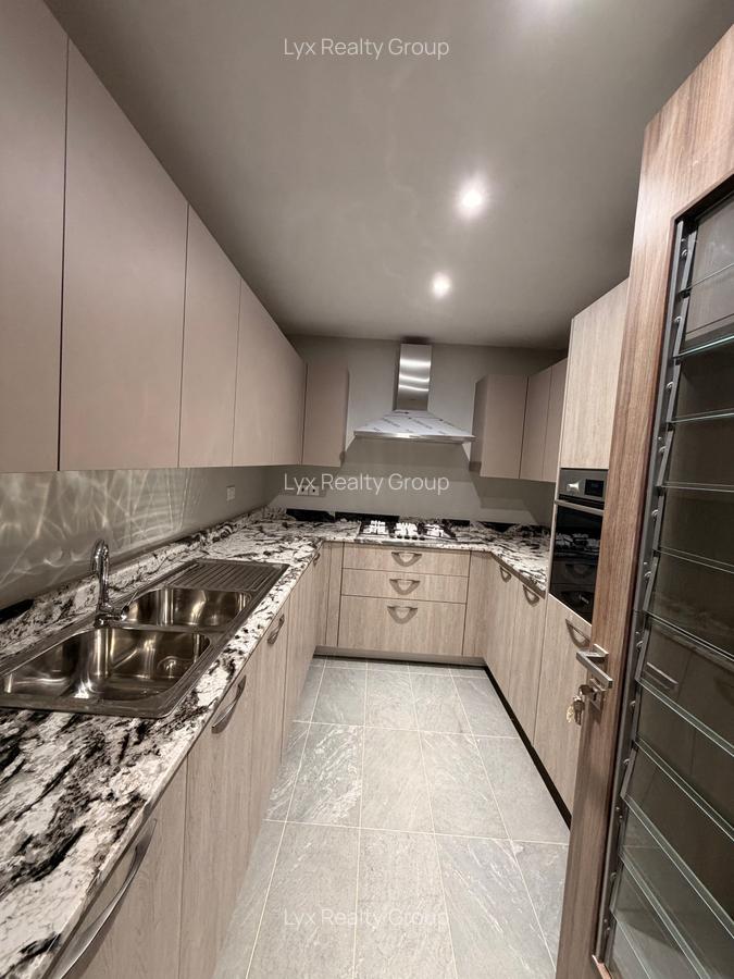 5 Bed Villa with En Suite in Spring Valley - 14