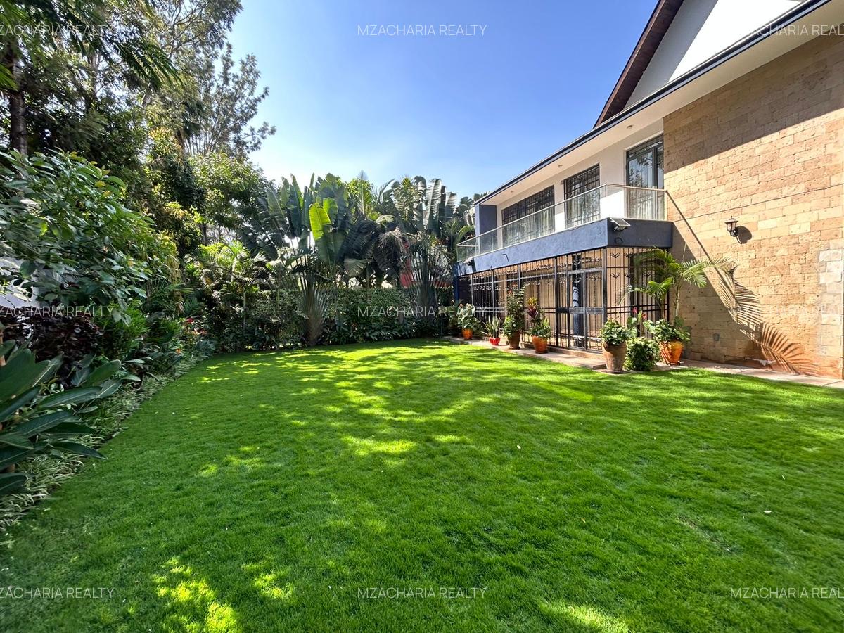 4 Bed Townhouse with En Suite in Ridgeways - 1