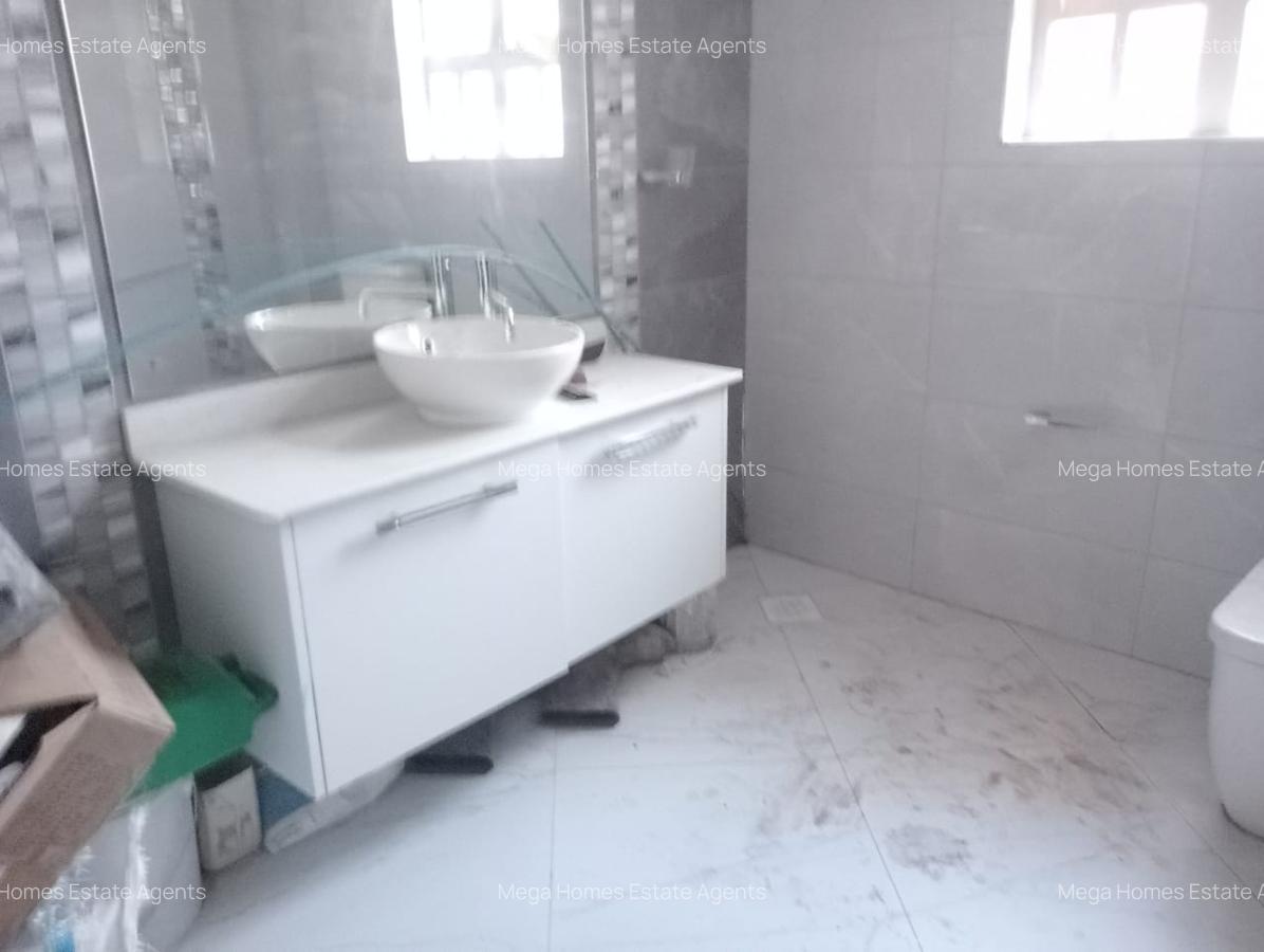 6 Bed House with En Suite at Rossyln - 2