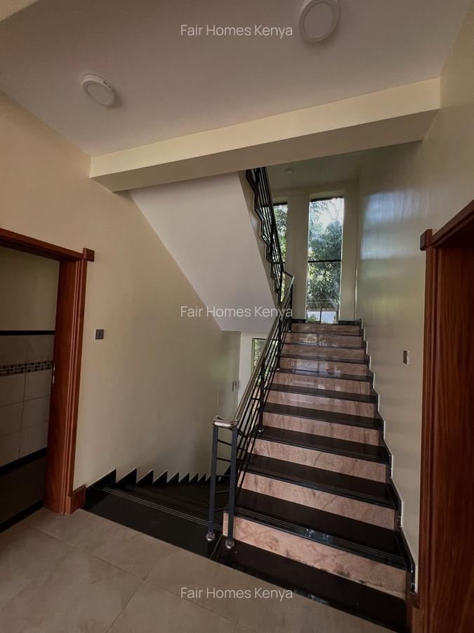 5 Bed Townhouse with En Suite at Elmolo Drive - 17