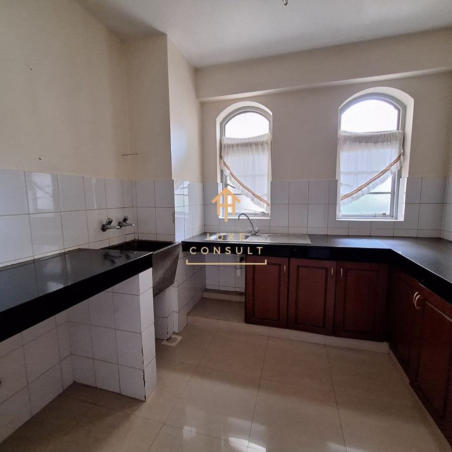 3 Bed Apartment with En Suite in Riverside - 5