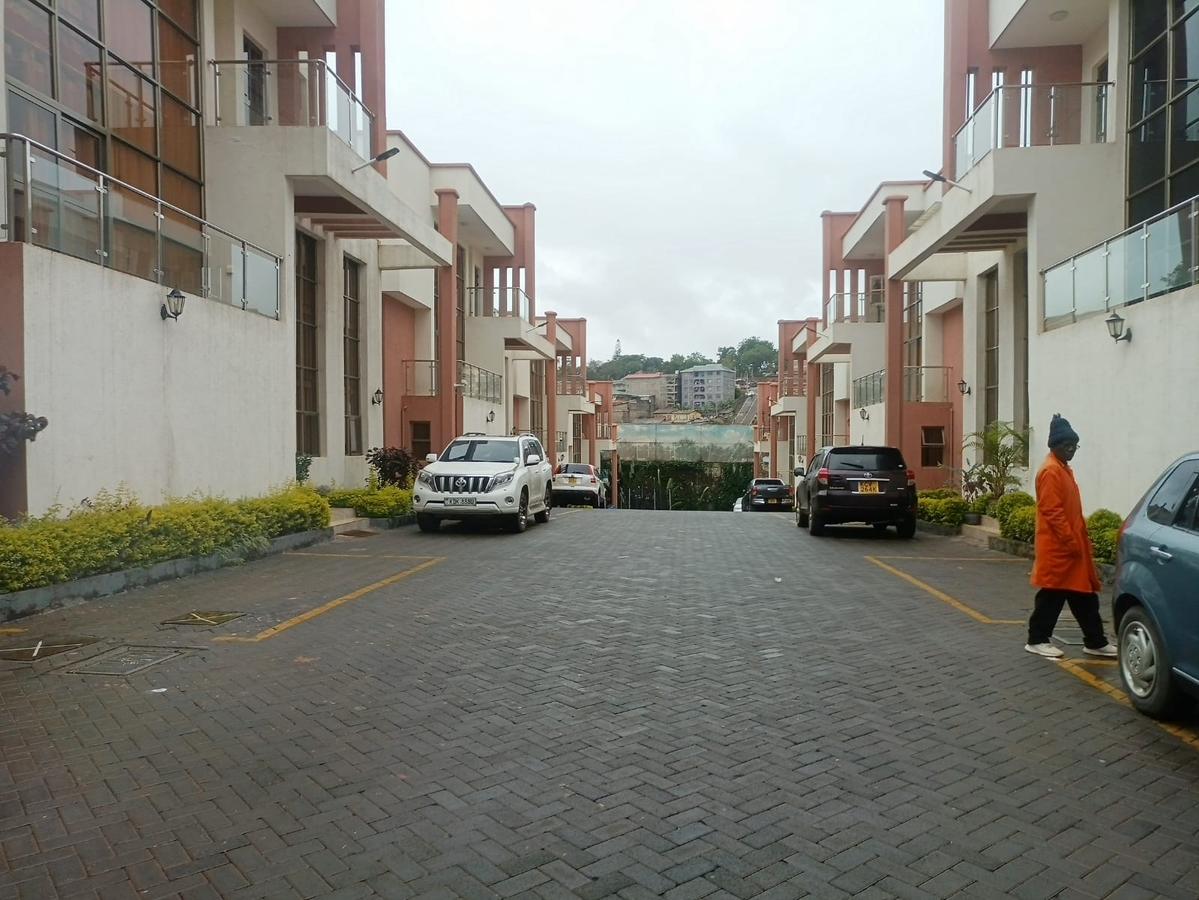 5 Bed Townhouse with En Suite in Lavington - 2