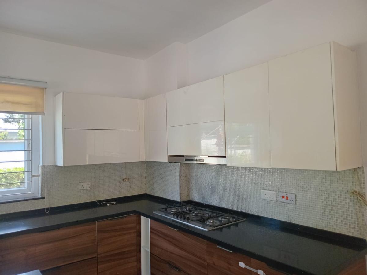 5 Bed Villa with En Suite at Convent Road - 2