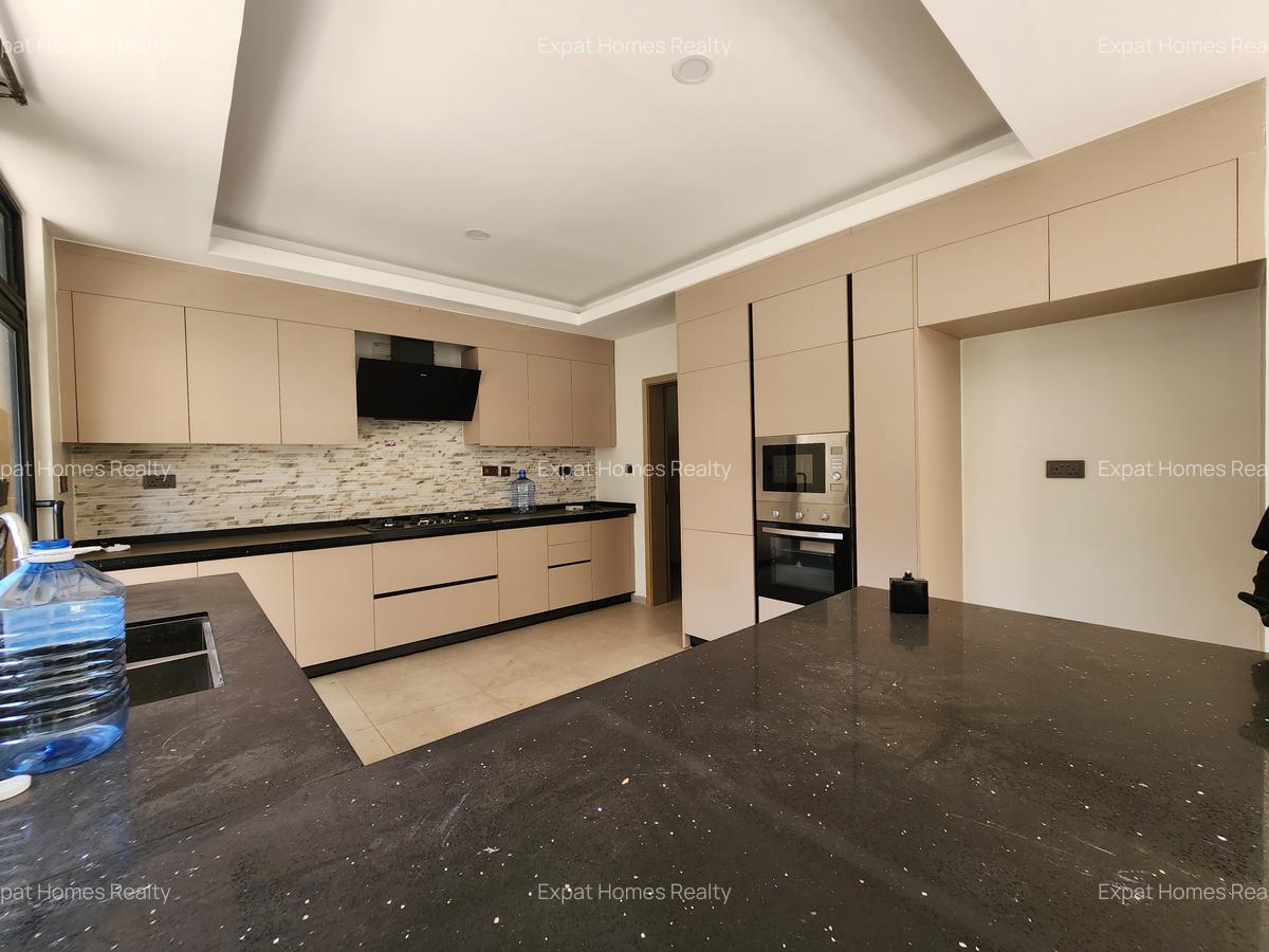 4 Bed Villa with En Suite in Lavington - 9