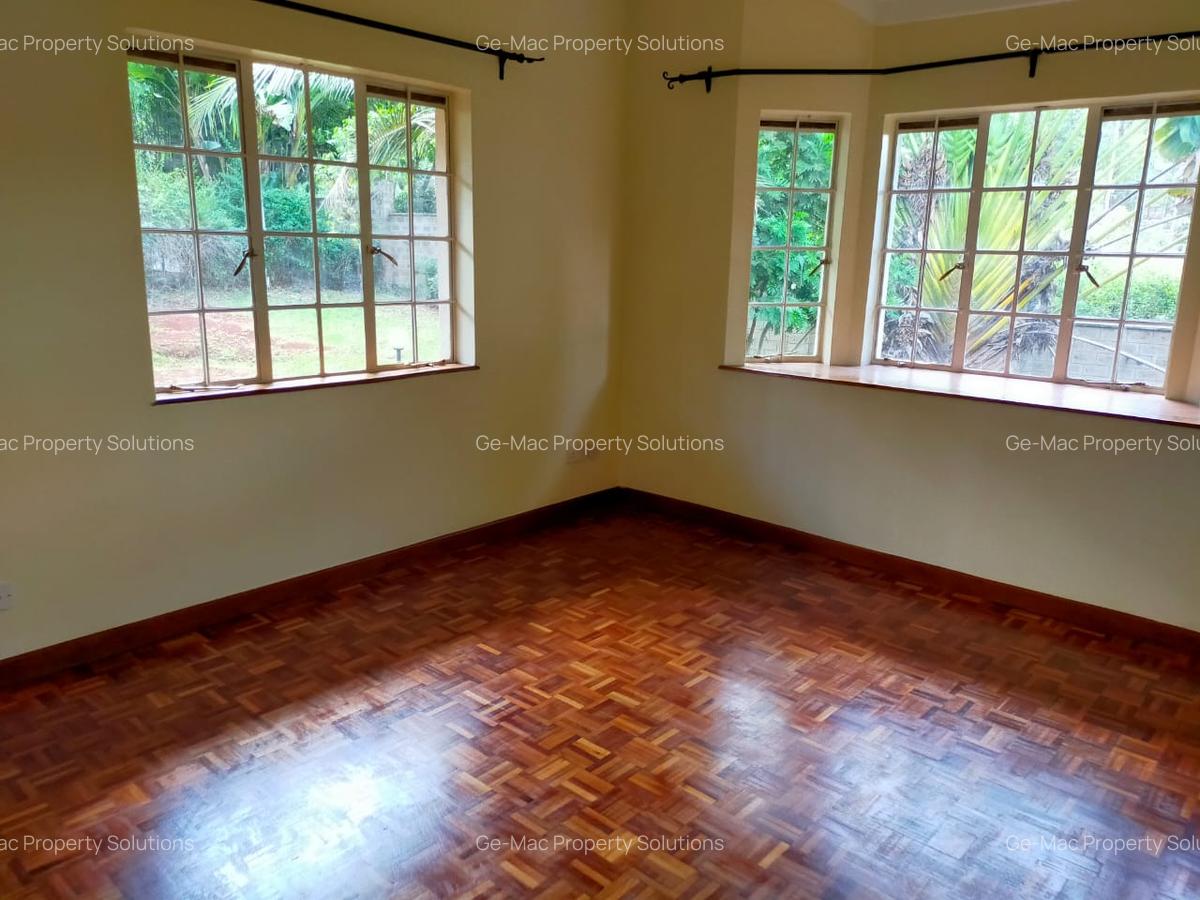 5 Bed House with En Suite in Rosslyn - 11