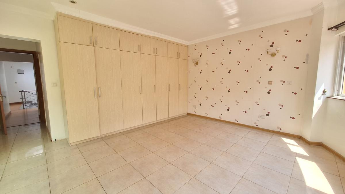 4 Bed Townhouse with En Suite at Riverside Drive - 8