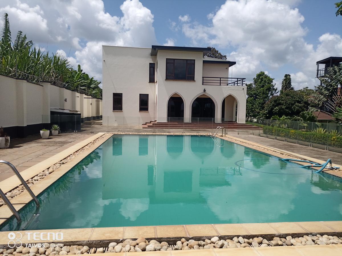 5 Bed Villa with En Suite at Off Glory Rd - 2