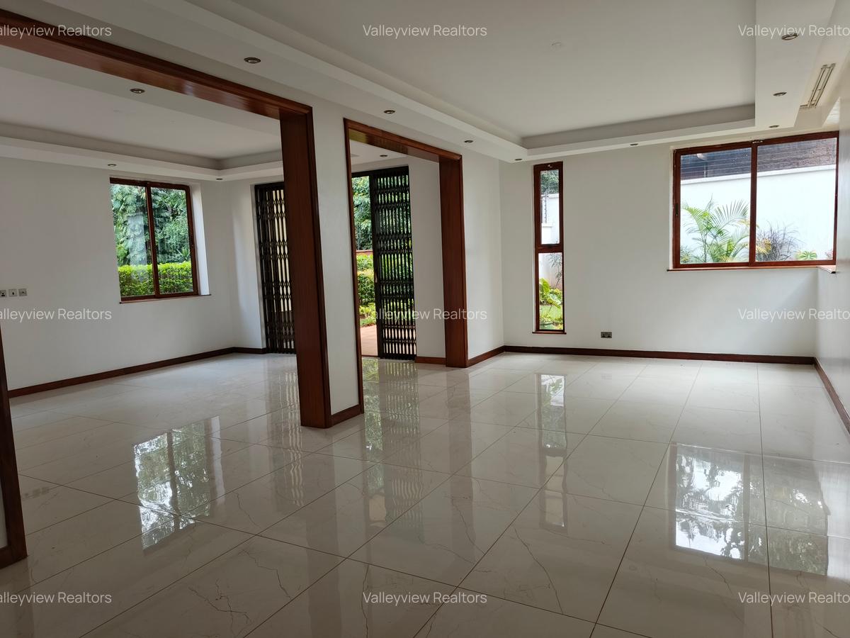 6 Bed Townhouse with En Suite at Lavington - 2