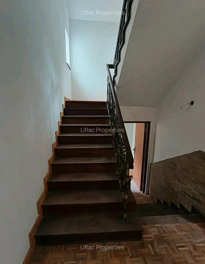 4 Bed House with En Suite in Runda - 10