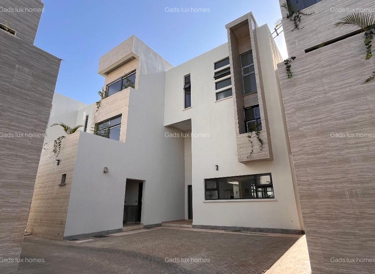 5 Bed Villa with En Suite at Lavington - 1