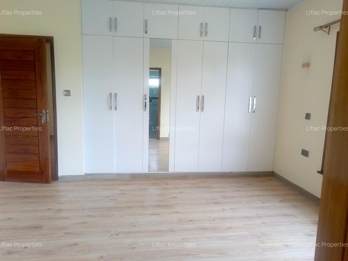 4 Bed House with En Suite in Ridgeways - 17