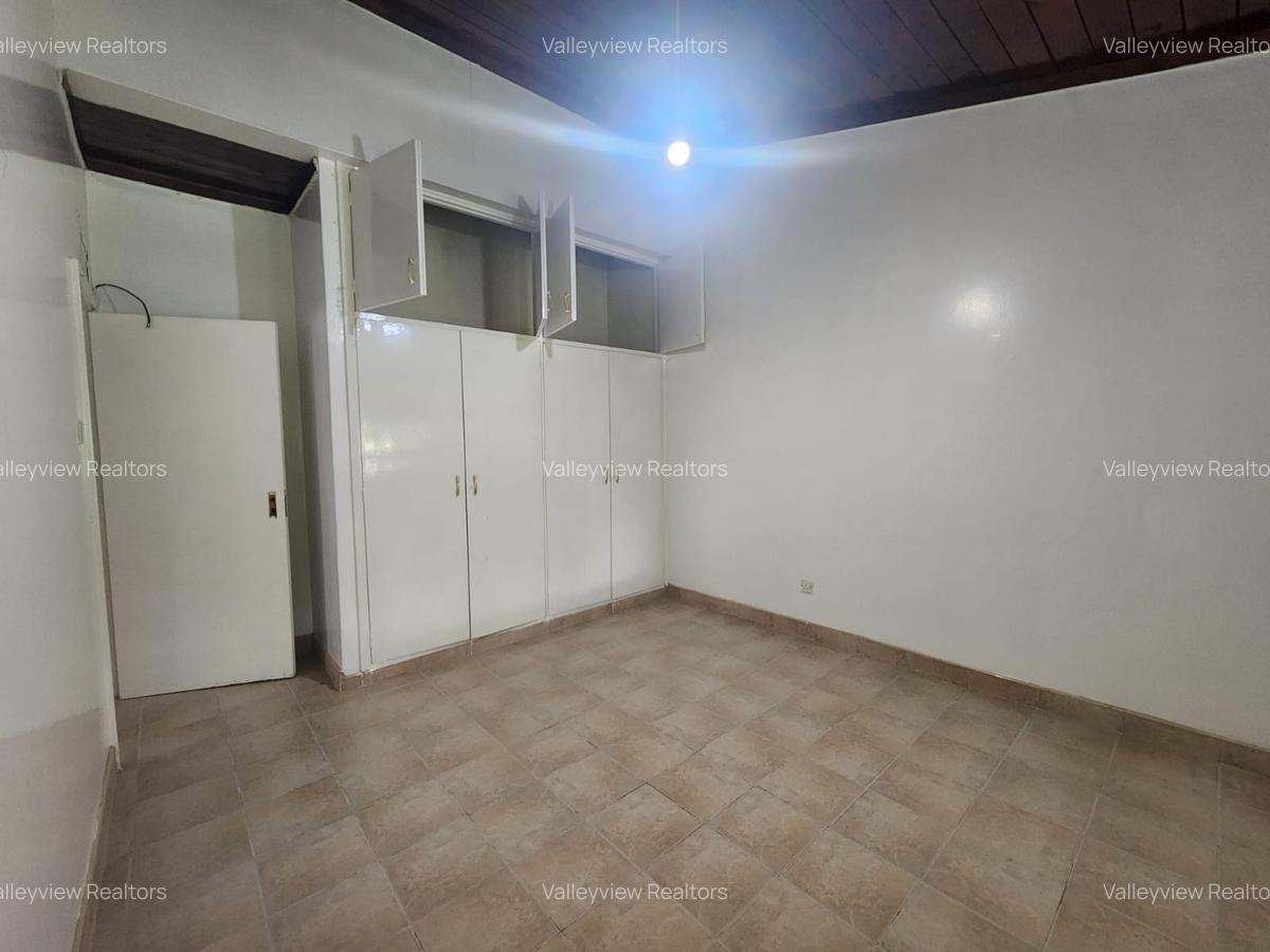 5 Bed Townhouse with En Suite at Lavington - 8