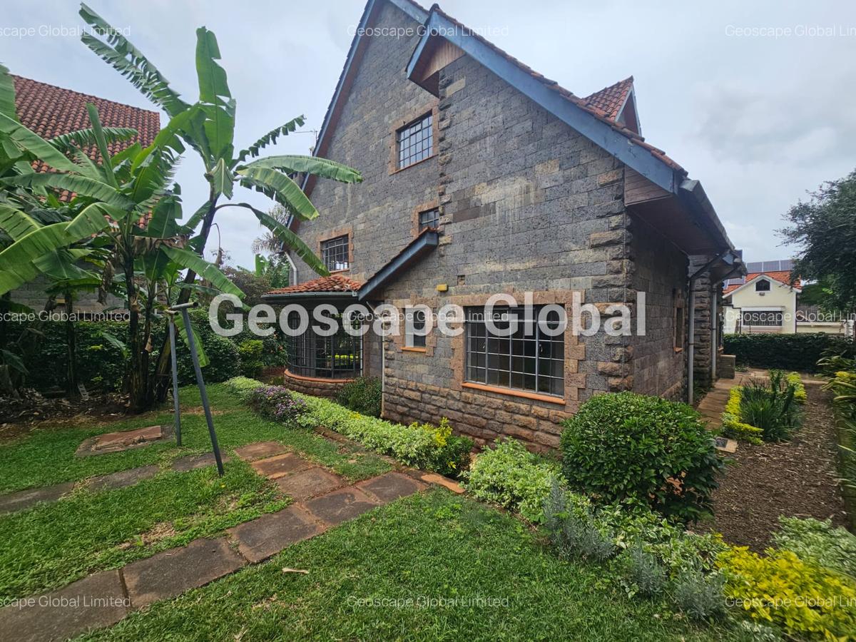 5 Bed House with En Suite in Lavington - 17