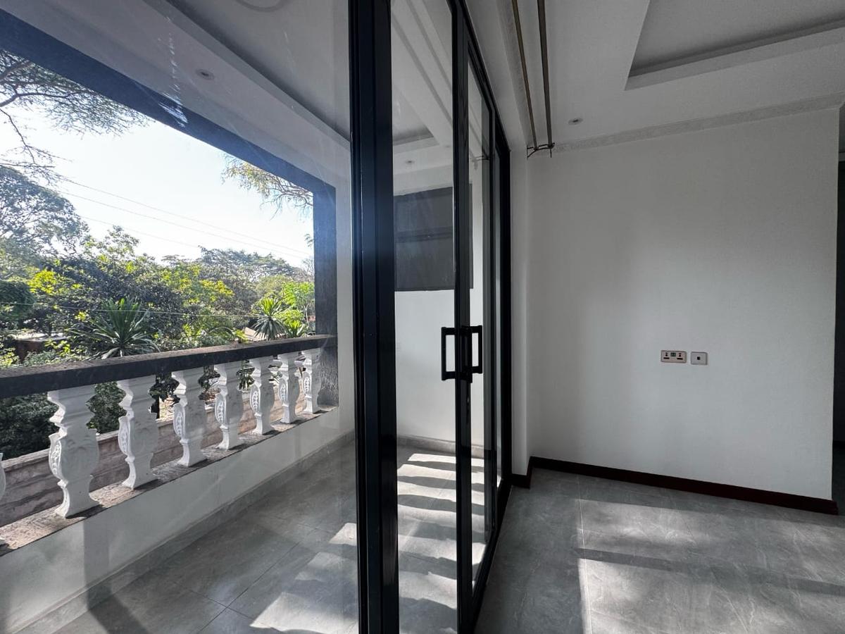 5 Bed Townhouse with En Suite in Lavington - 6