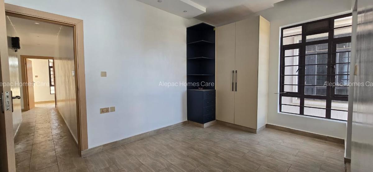 4 Bed Townhouse with En Suite in Membley - 12