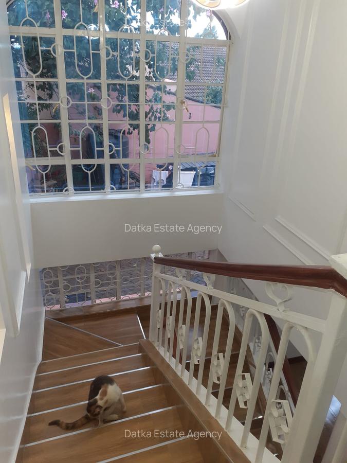 4 Bed House with En Suite at Mountain View - 9