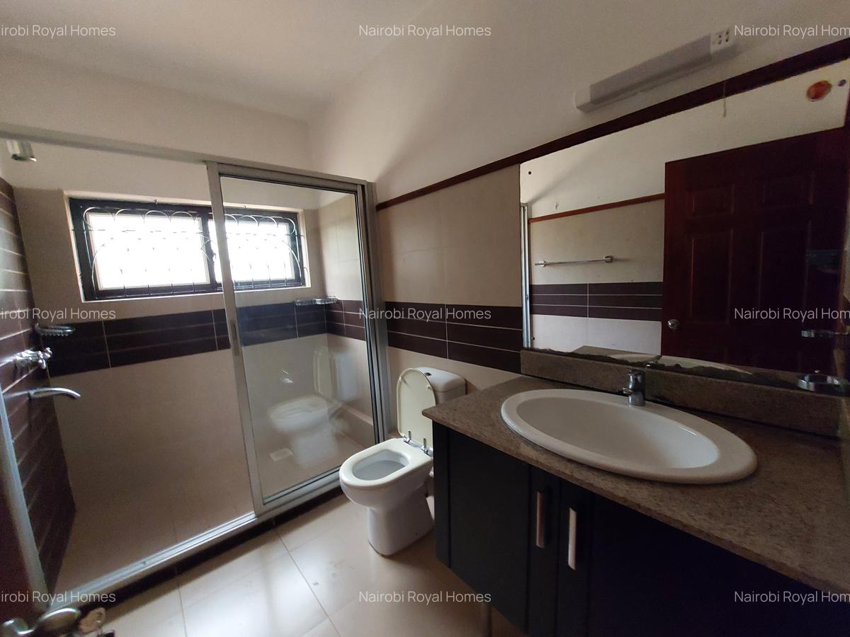 5 Bed Townhouse with En Suite at Lavington - 8