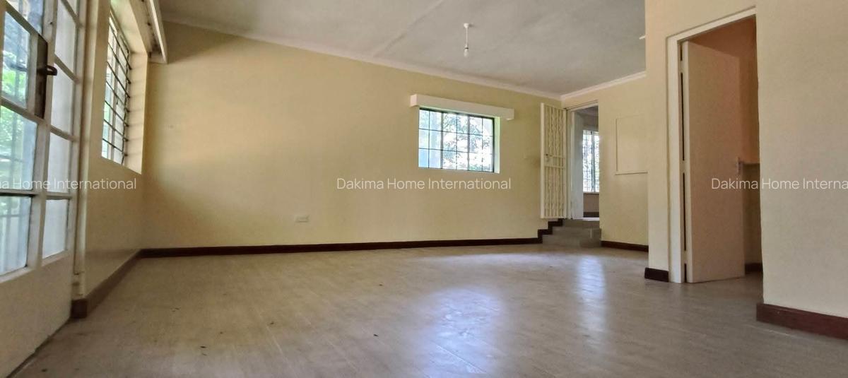 4 Bed House with En Suite in Rosslyn - 9