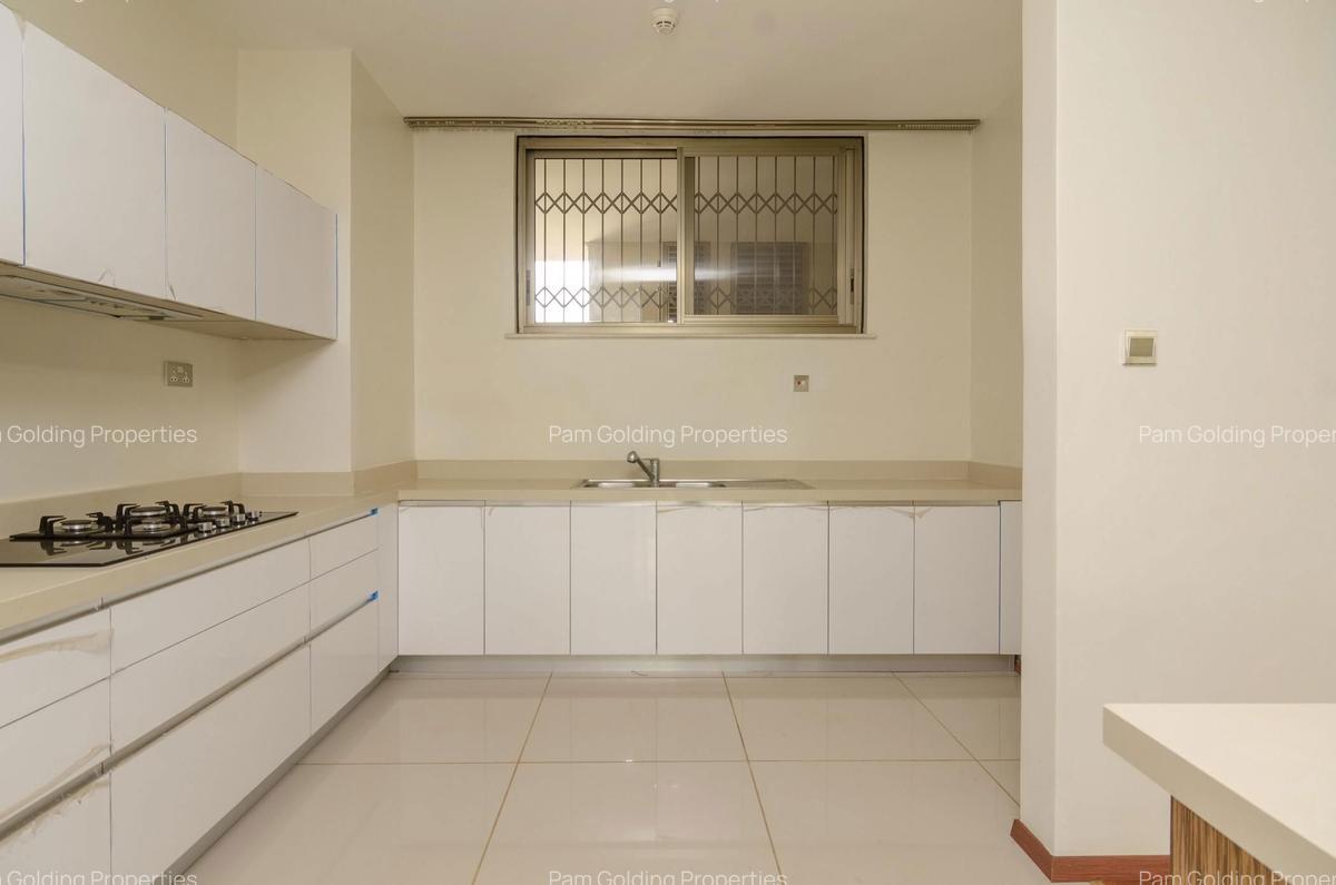 3 Bed Apartment with En Suite in Parklands - 8