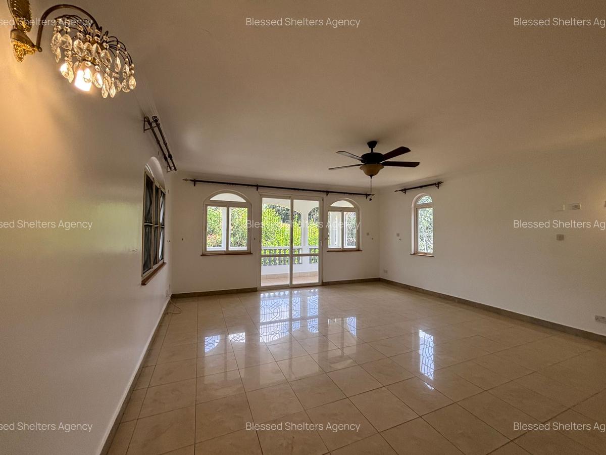 5 Bed House with En Suite in Runda - 12