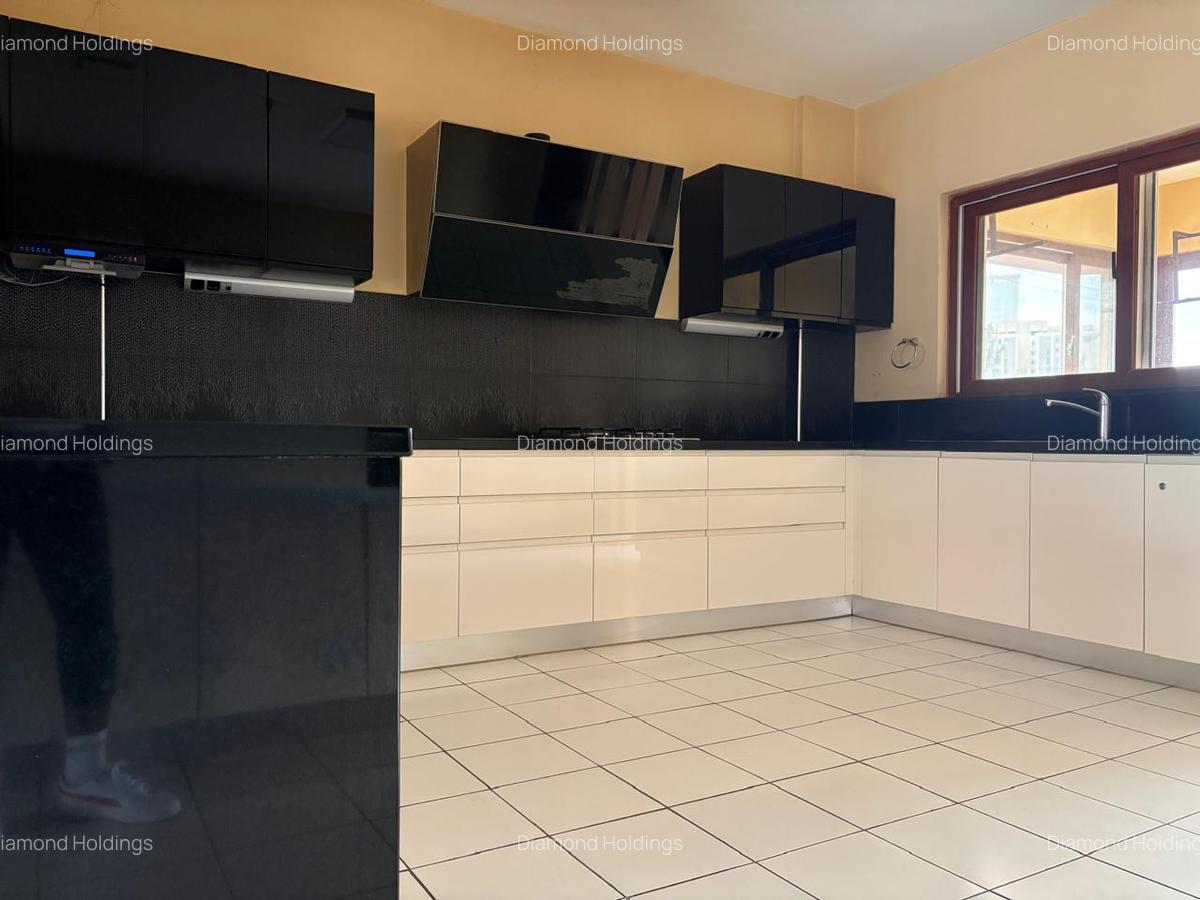 4 Bed Apartment with En Suite at Parklands - 8