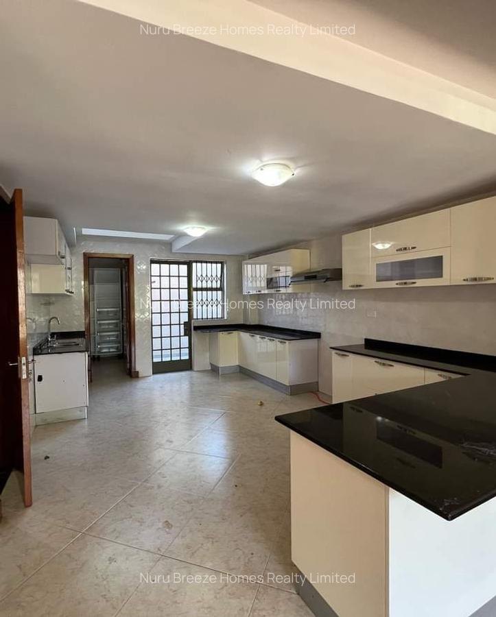 5 Bed Townhouse with En Suite in Lavington - 3