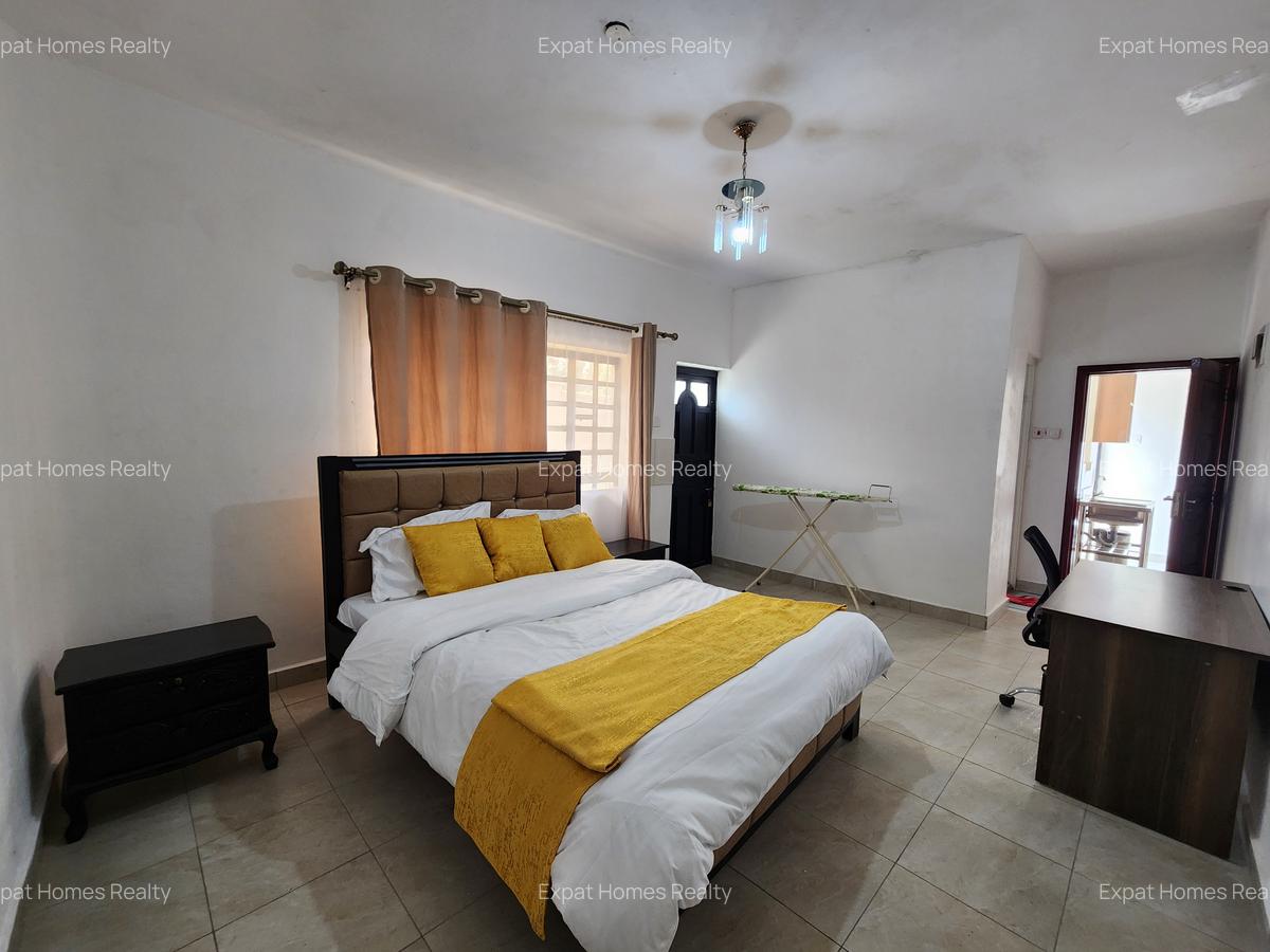 1 Bed House with Garden in Lavington - 4