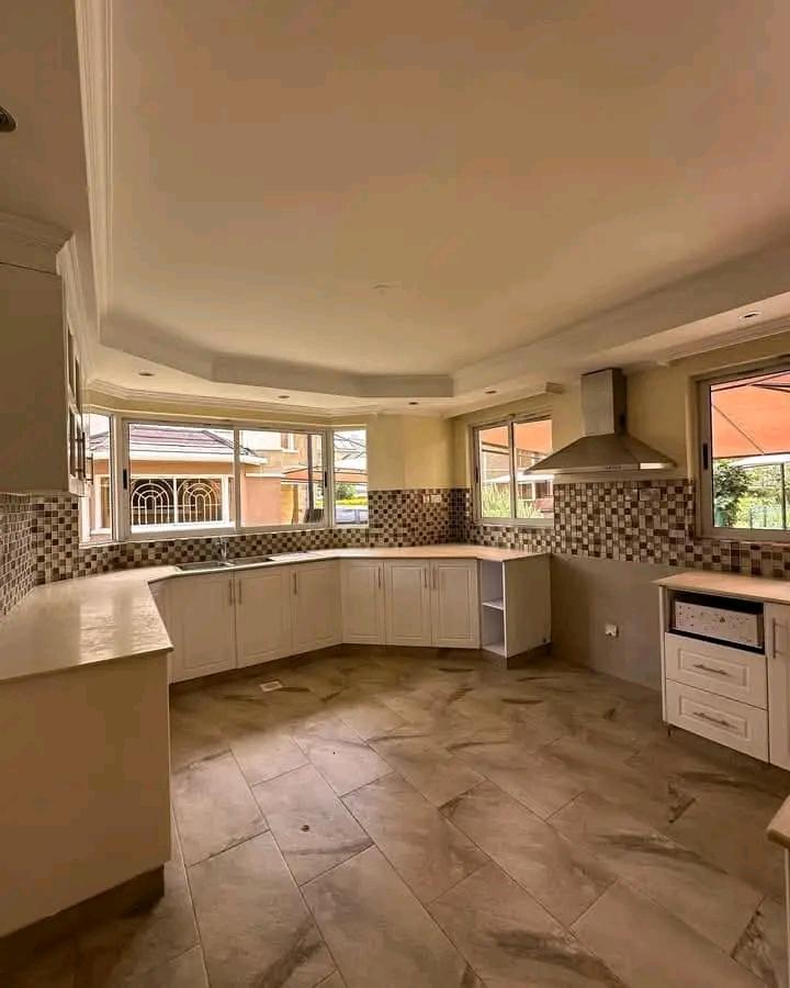 5 Bed Townhouse with En Suite at Lavington Green - 3