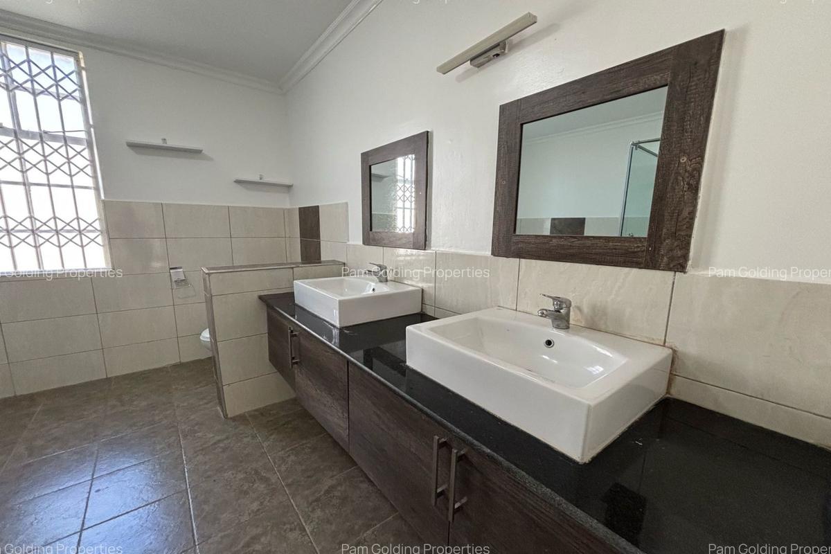 4 Bed Townhouse with En Suite in Kitisuru - 6