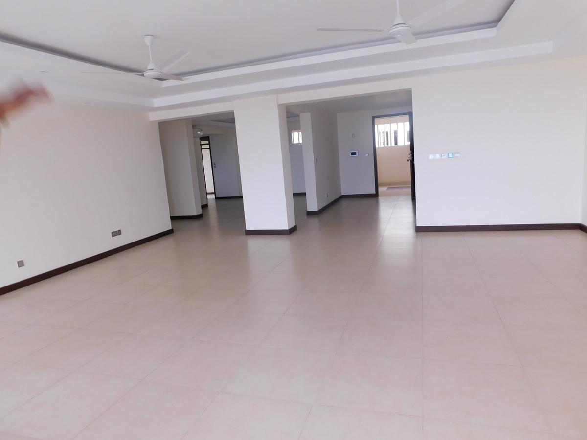 3 Bed Apartment with En Suite at City Mall - 8