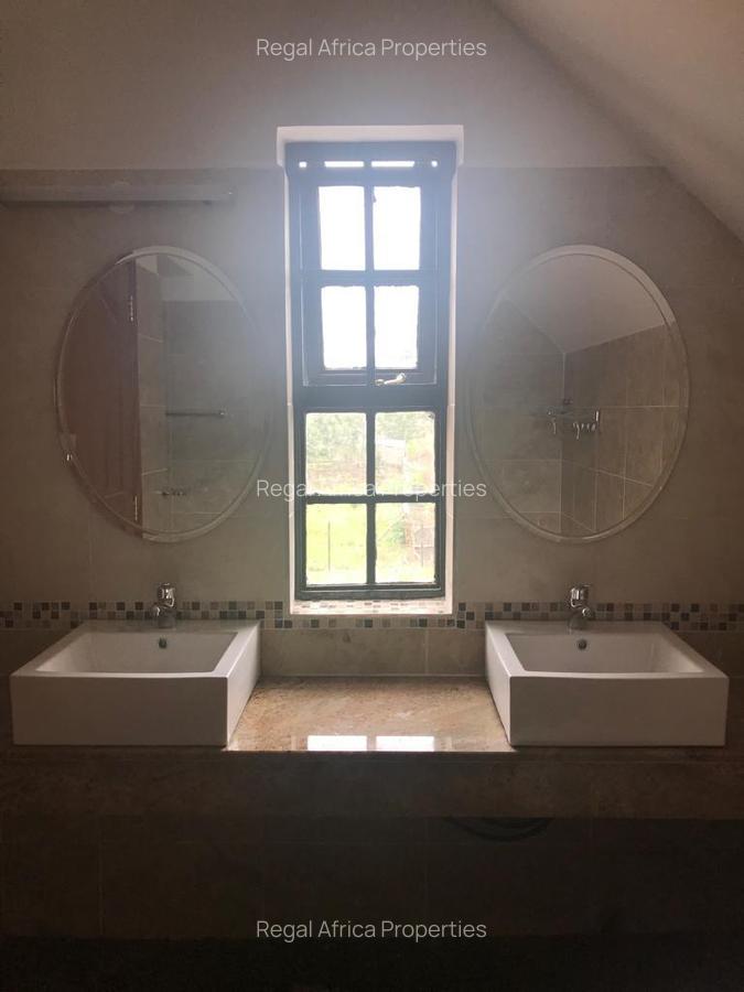 5 Bed House with En Suite at Garden Estate - 9